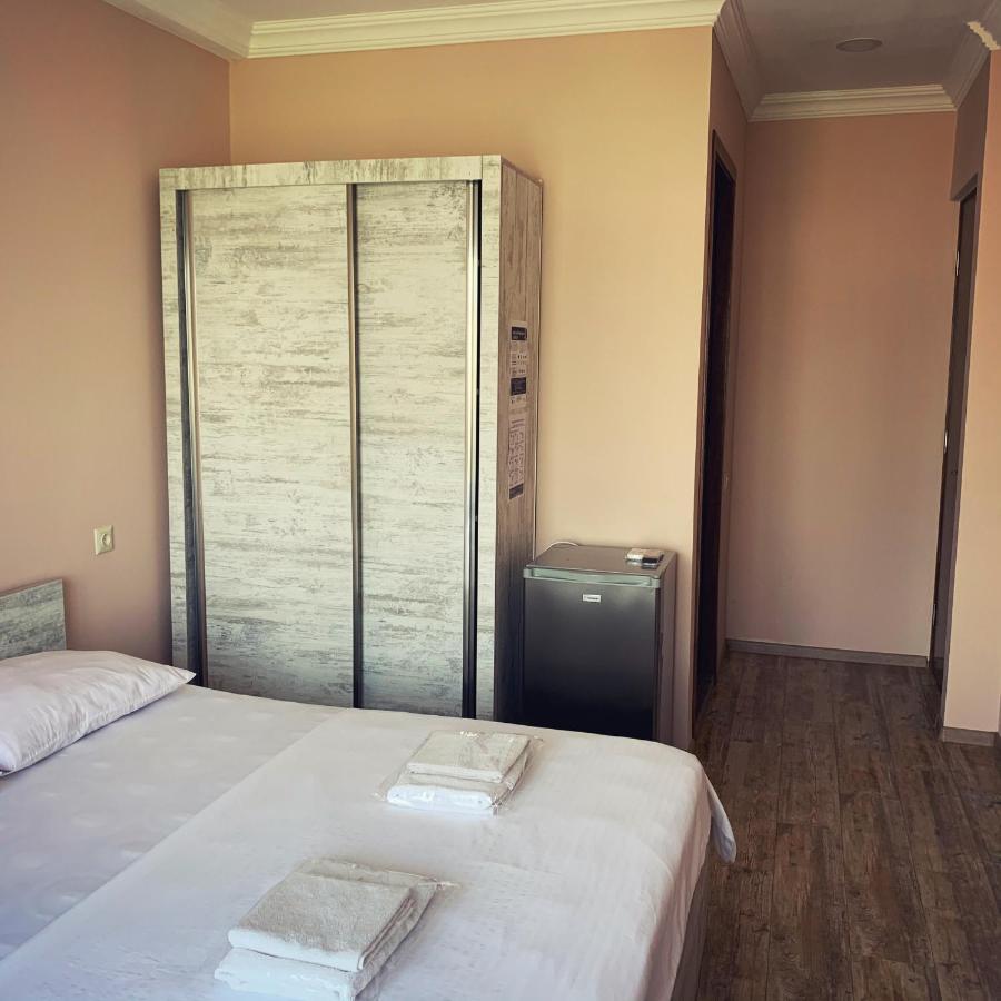 Hotel Crown يوريكي المظهر الخارجي الصورة