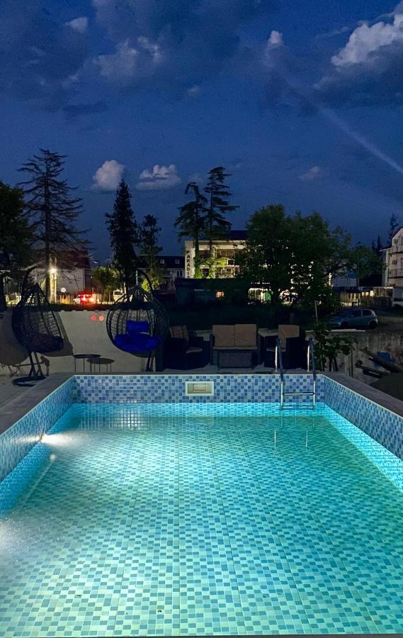 Hotel Crown يوريكي المظهر الخارجي الصورة