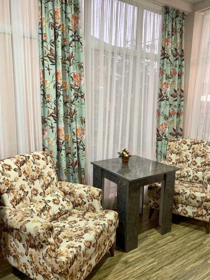 Hotel Crown يوريكي المظهر الخارجي الصورة