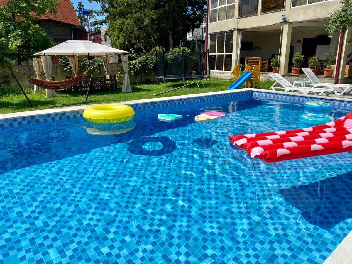 Hotel Crown يوريكي المظهر الخارجي الصورة
