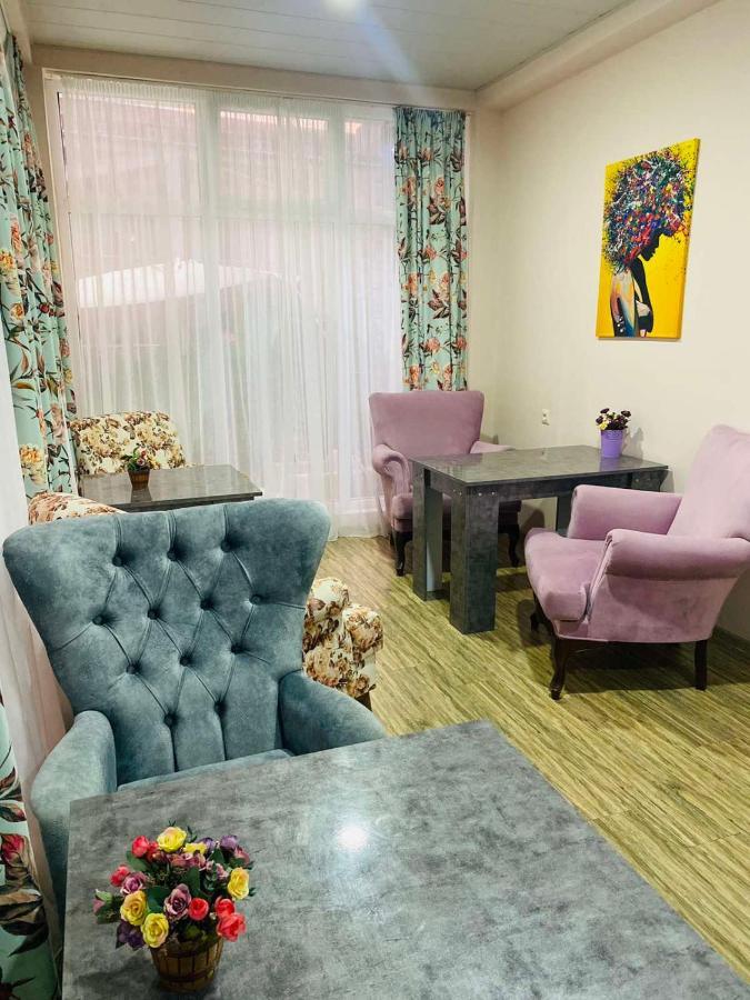 Hotel Crown يوريكي المظهر الخارجي الصورة