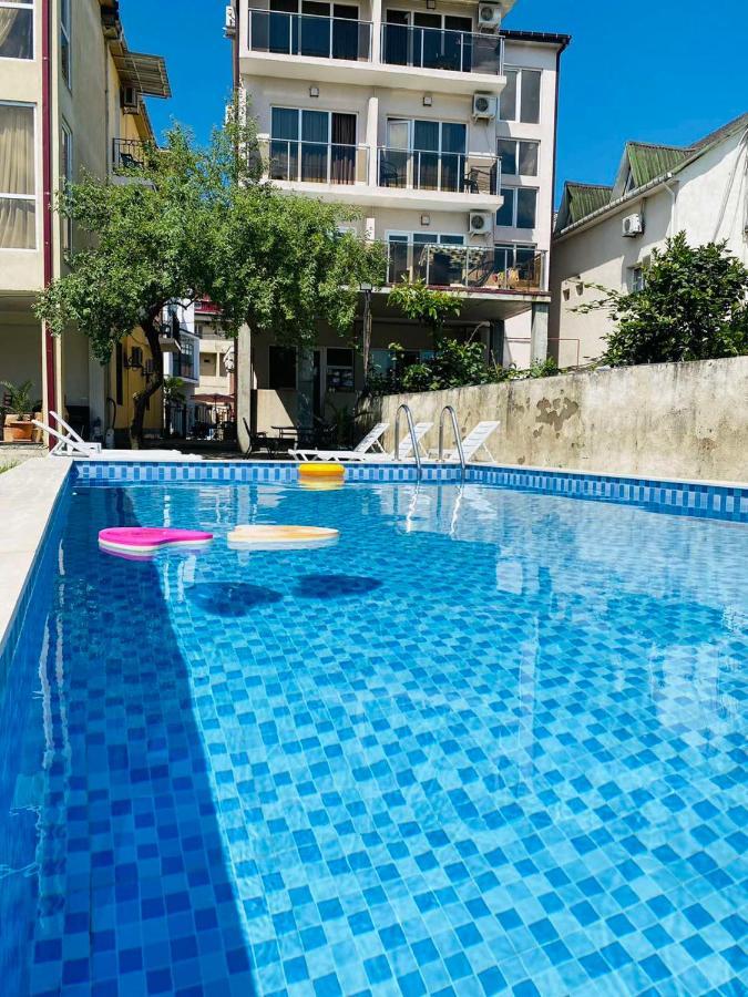 Hotel Crown يوريكي المظهر الخارجي الصورة