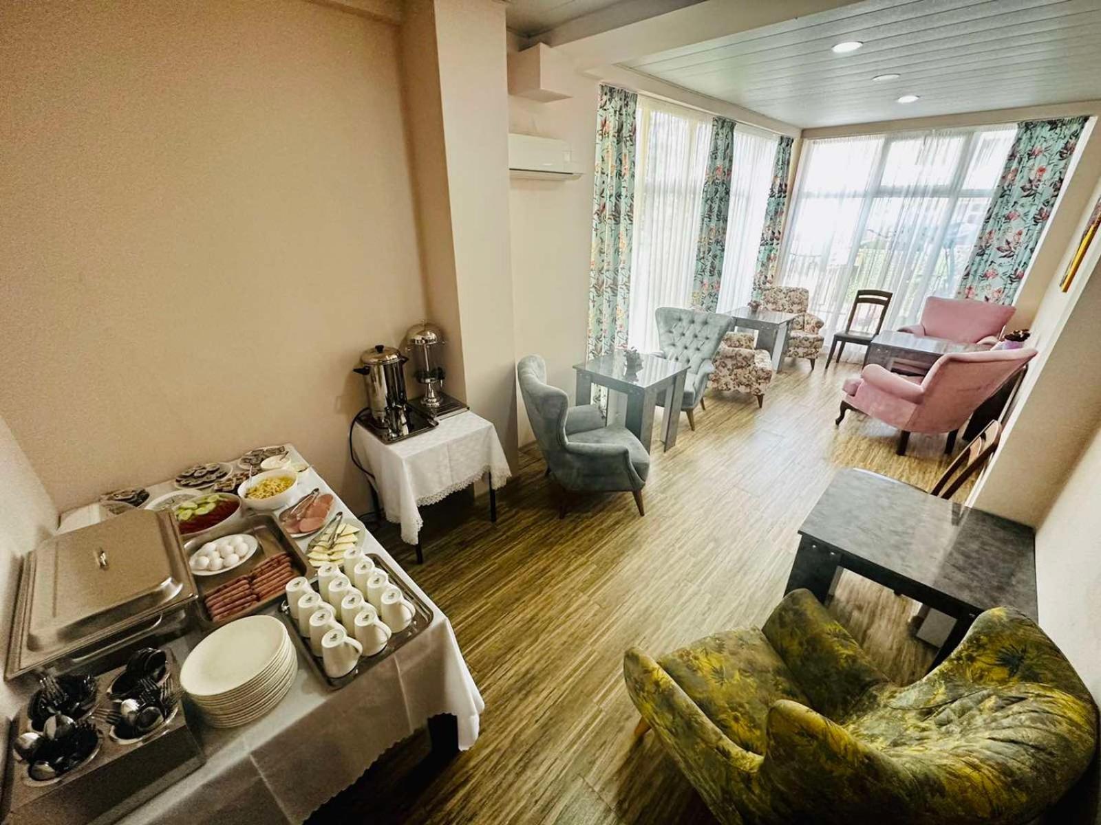 Hotel Crown يوريكي المظهر الخارجي الصورة