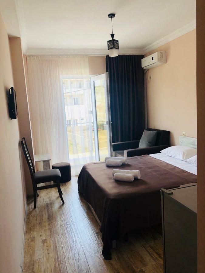 Hotel Crown يوريكي المظهر الخارجي الصورة